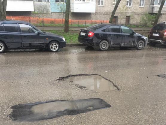 Яма-ловушка поджидает ростовских водителей на Текучева